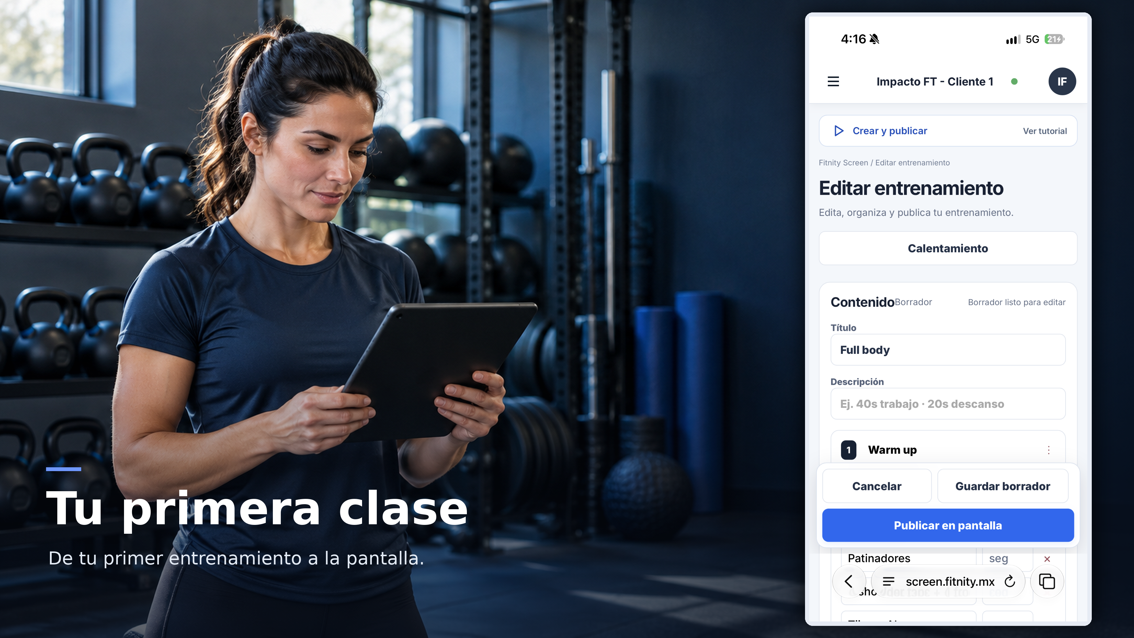 Montaje de una coach con una tableta junto a una captura del editor de entrenamientos de Fitnity Screen, con el título «Tu primera clase».