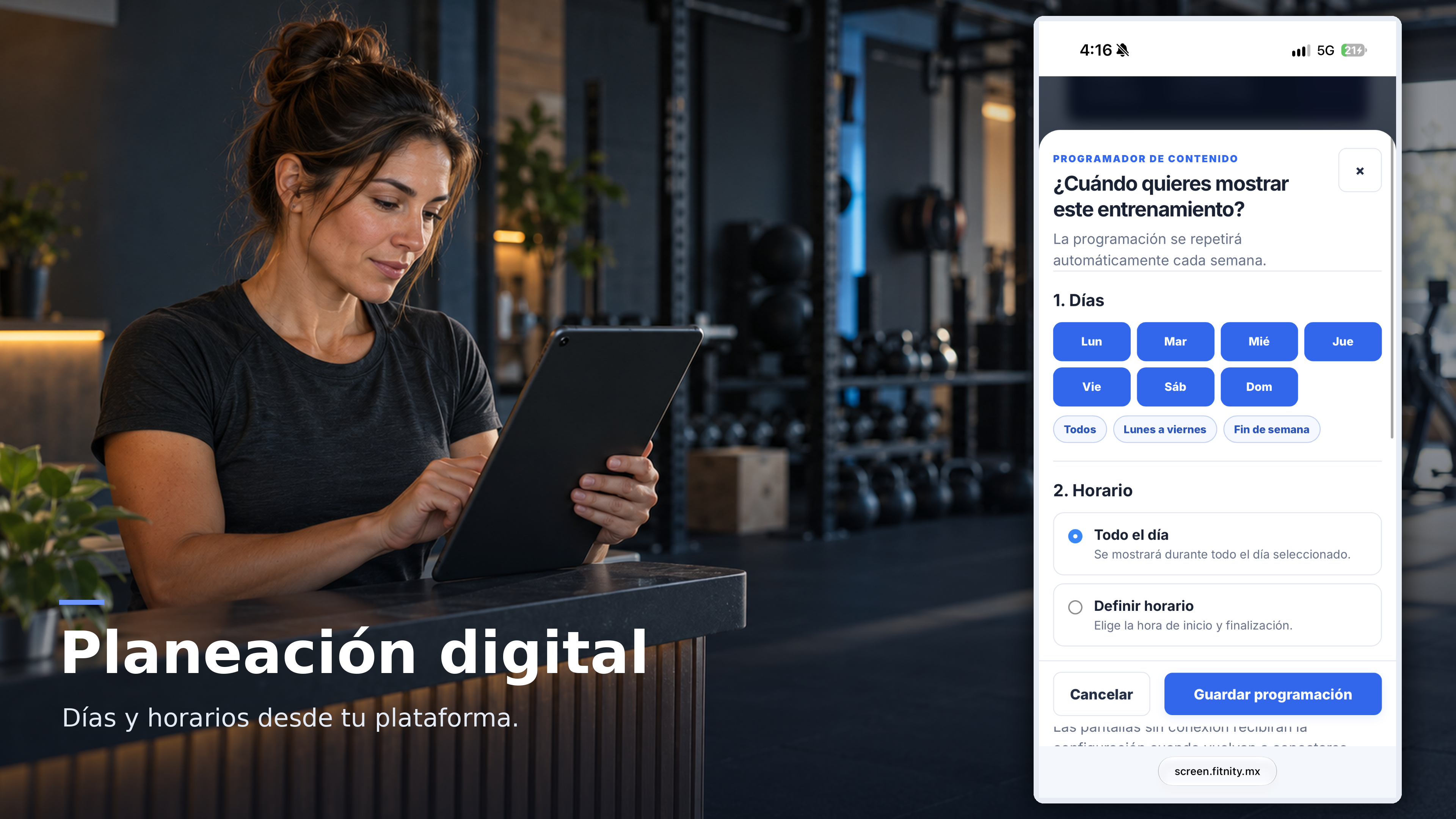 Coach planificando sus clases en una tableta, junto a la captura real del programador de contenido de Fitnity Screen con días y horarios.