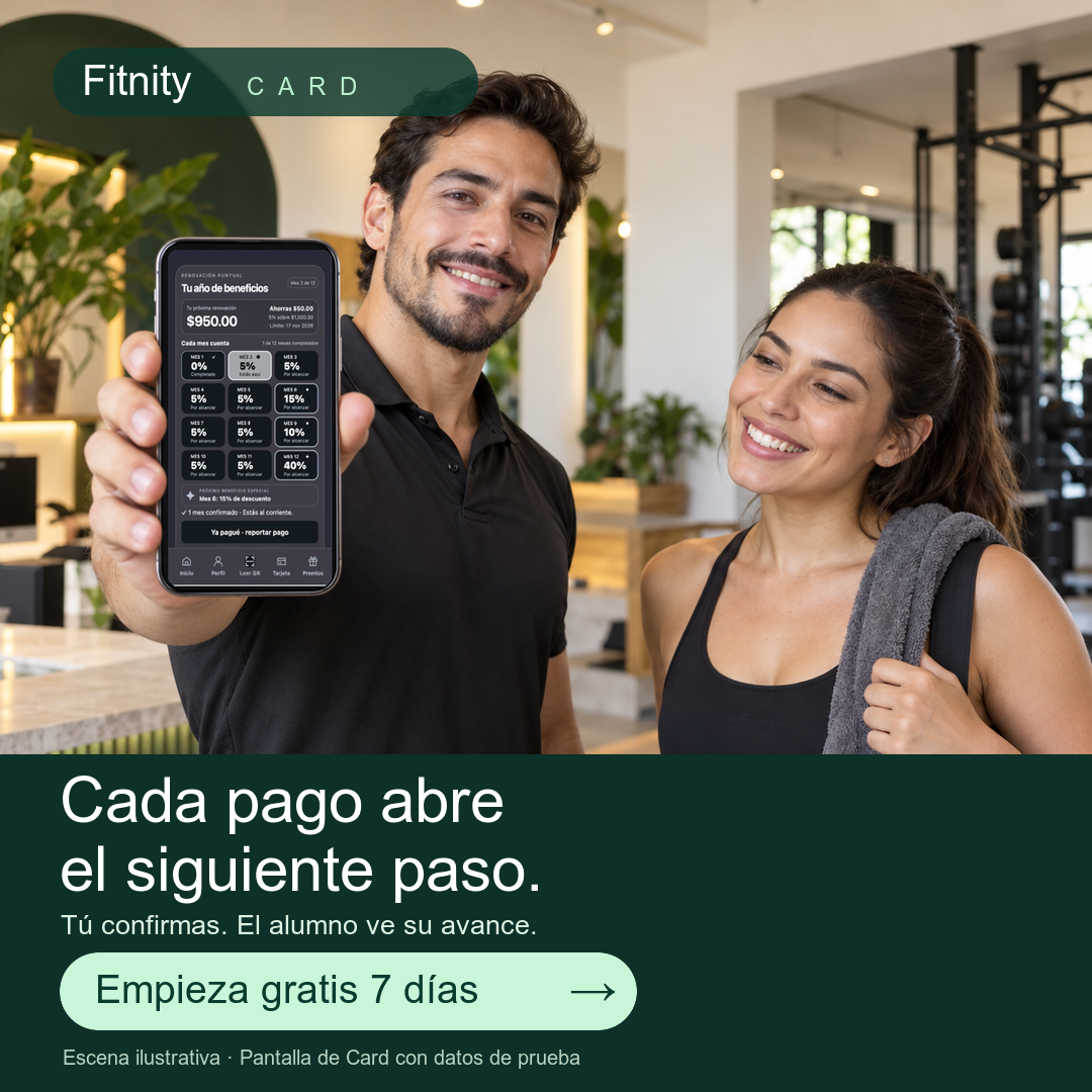 Escena ilustrativa de un estudio fitness con la tarjeta de Renovaciones de Card en un teléfono; importes y beneficios de ejemplo.